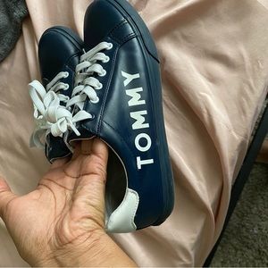 tommy hilfiger,size 10,the color is navy blue and white